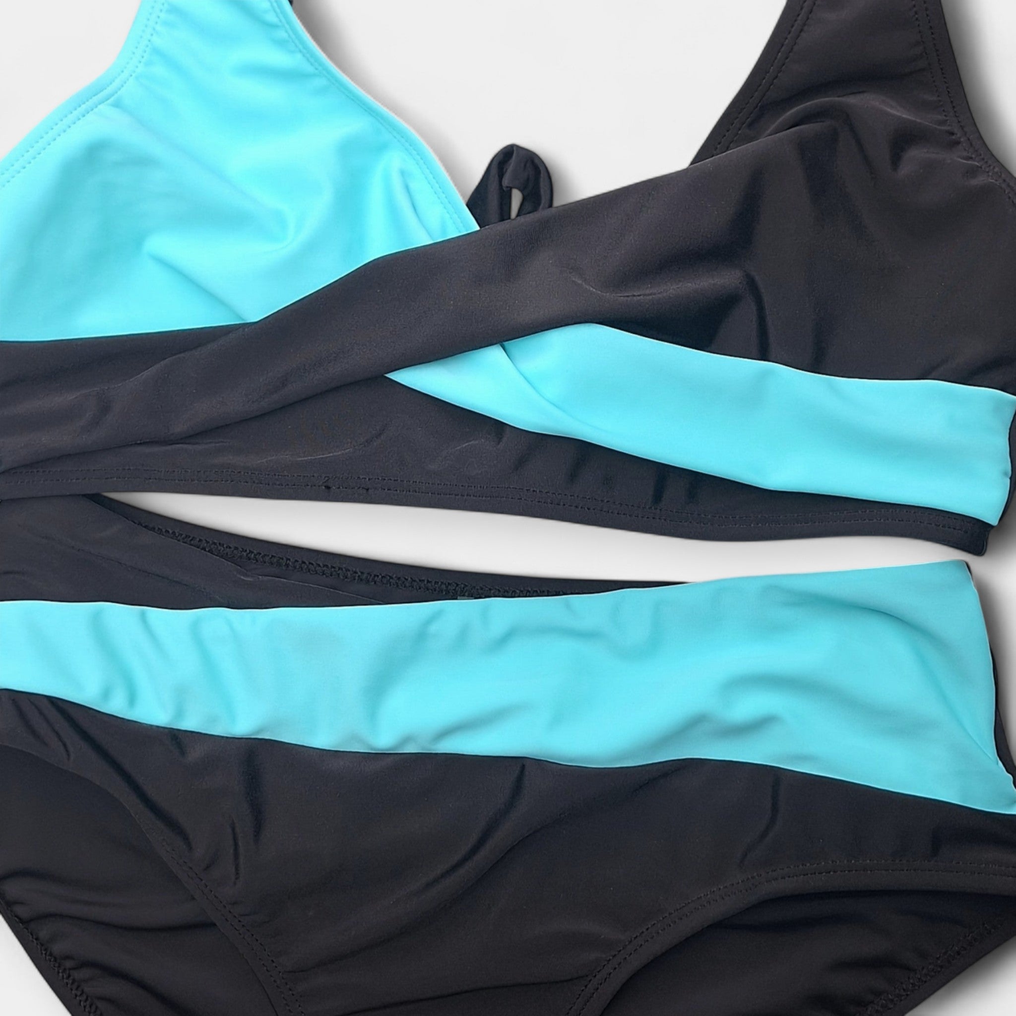 Bikini ristkülikukaelaga