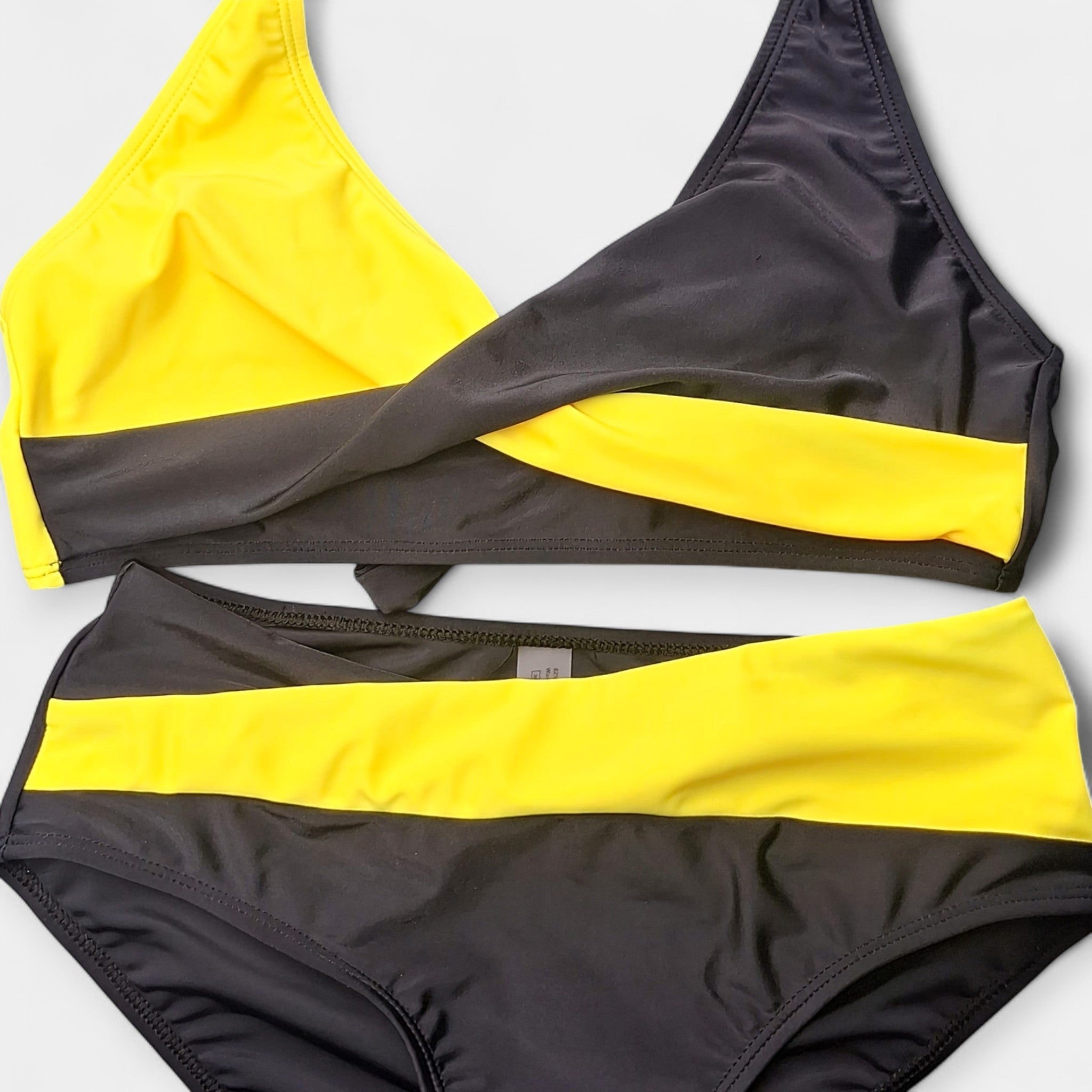 Bikini ristkülikukaelaga